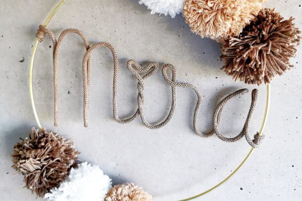 Mira Namensring mit Bommeln in beige Wandschmuck Türschild